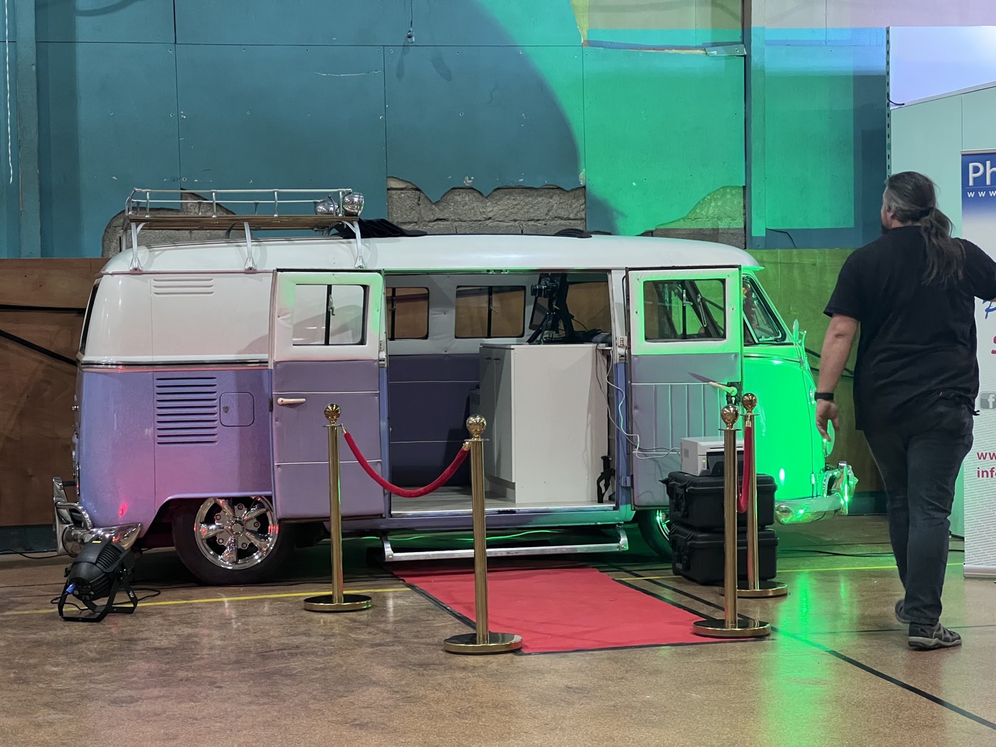 Combi Volkswagen aménagé en photobooth, tapis rouge et cordons