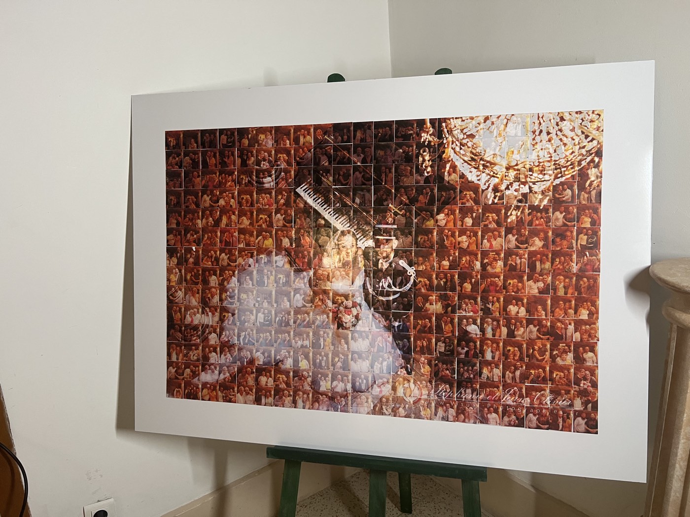 Tirage final du mur en mosaïque, encadré sur chevalet