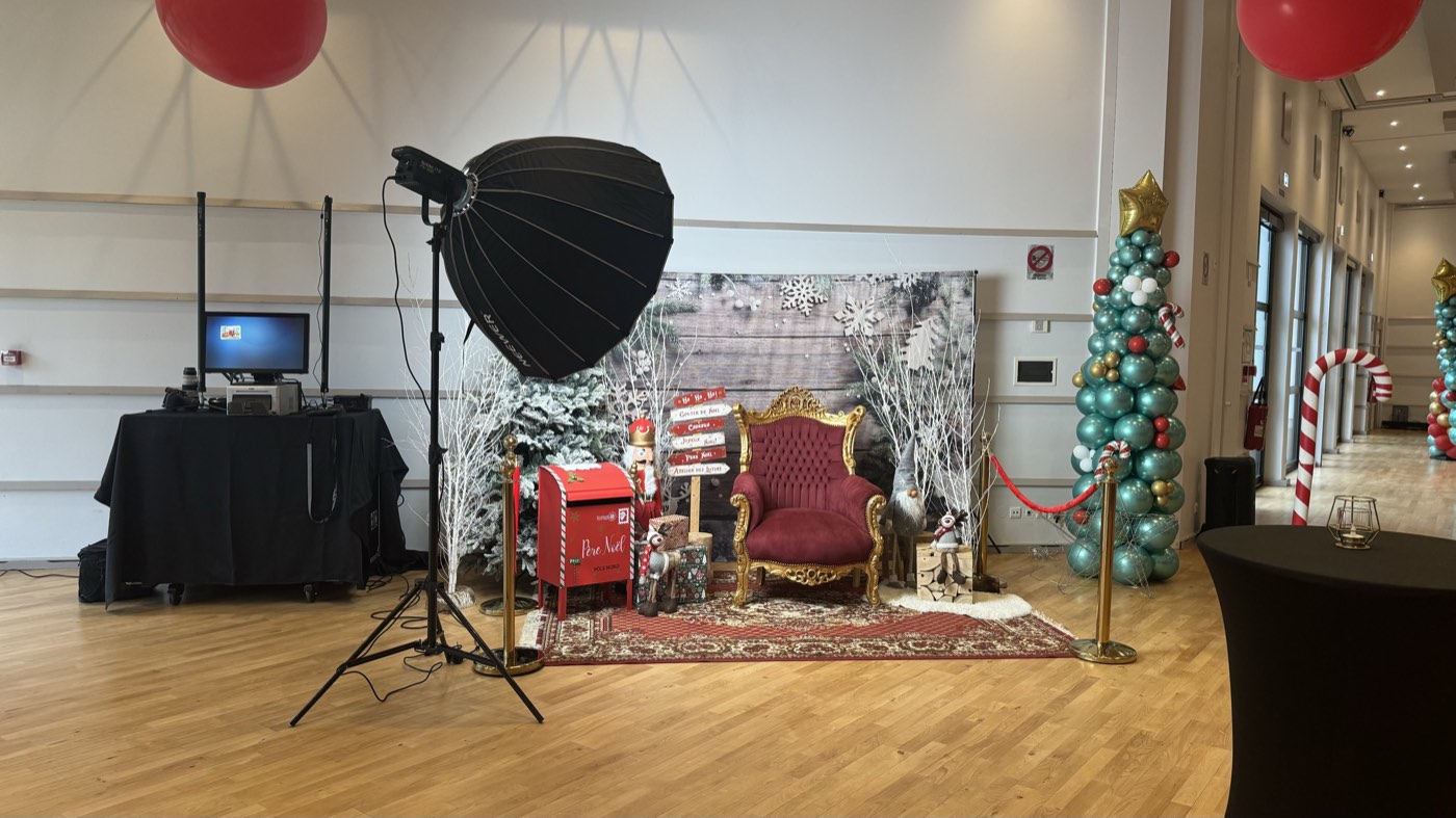 Éclairage de studio et poste d'impression installés devant un décor de Noël