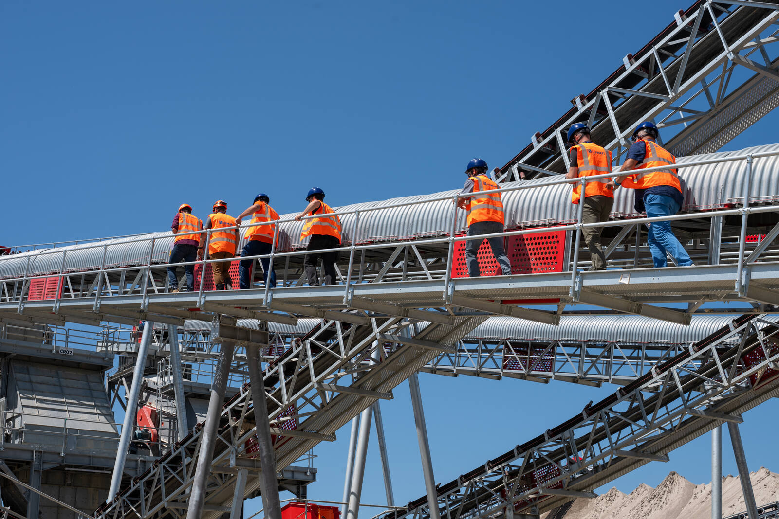 Visiteurs sur la passerelle d'un convoyeur à bande