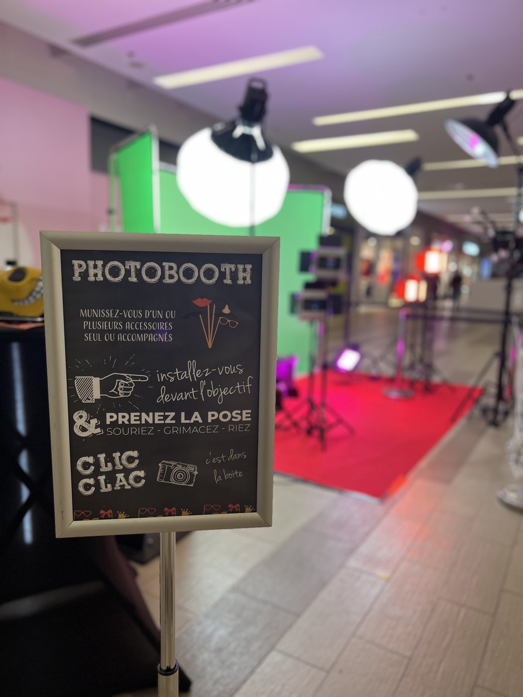Stand photobooth avec fond vert, éclairage de studio et signalétique