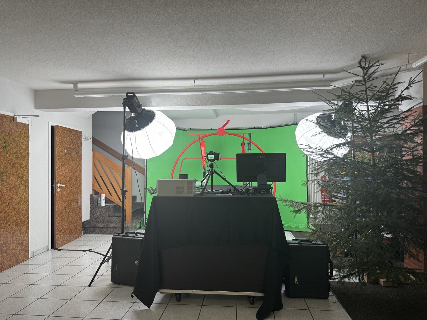 Studio fond vert monté avec décor de Noël et éclairage